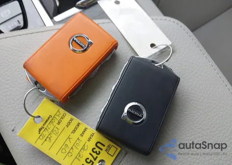 2021 Volvo V60 Cross Country T5 z USA, uszkodzony, nr VIN YV4102WK7M1067670